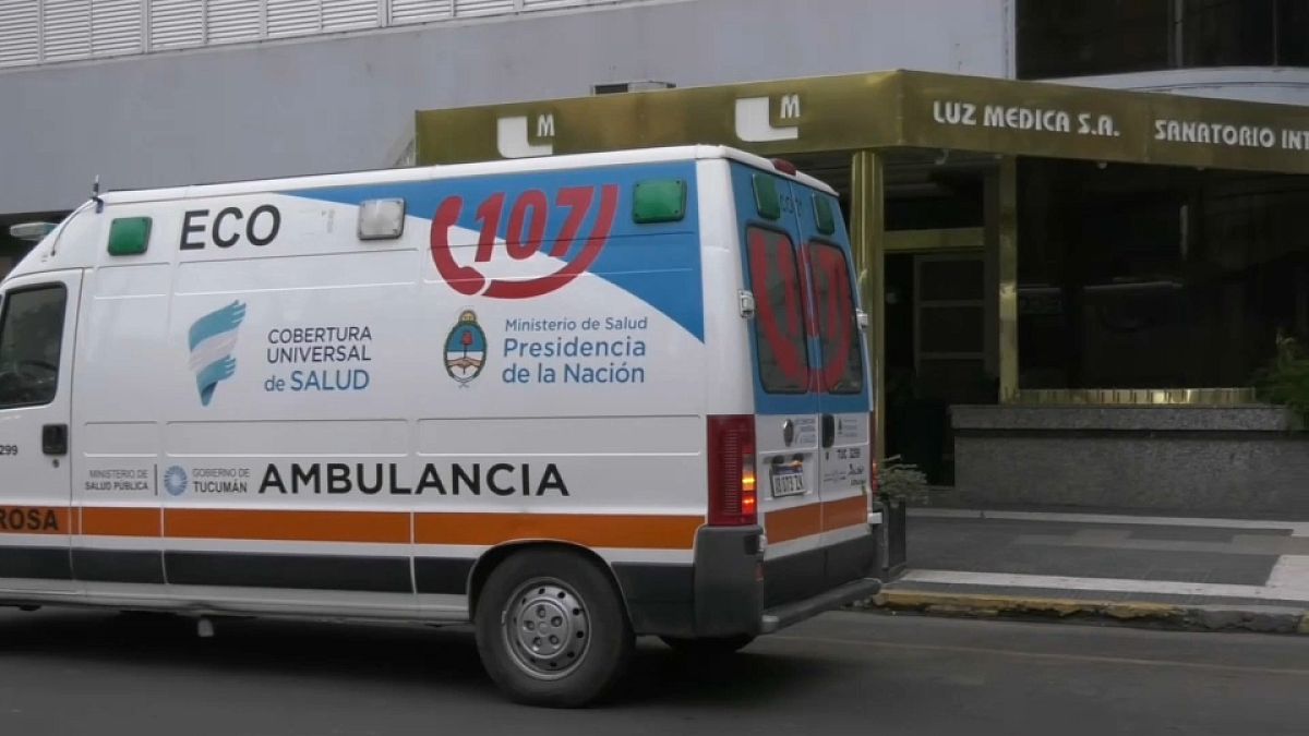 Ambulancia delante del Sanatorio Luz Médica en San Miguel de Tucumán, Argentina 3/9/2022