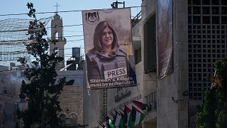 لافتة في بيت لحم تطالب بالقصاص من قتلة شيرين أبو عاقلة