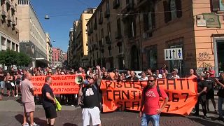 المحتجون على ارتفاع الاسعار يسيرون في شوارع نابولي الإيطالية