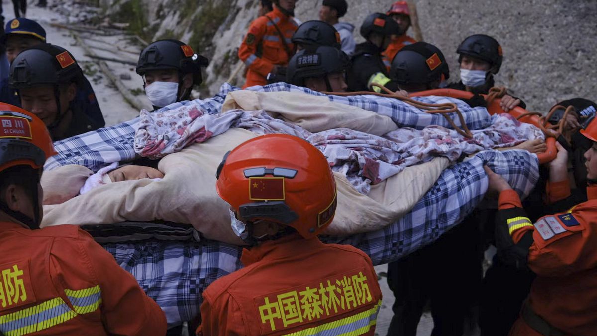 ارتفاع ضحايا الزلزال في الصين 