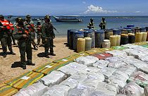 أكياس تحتوي على مخدرات وبراميل بلاستيكية تحتوي على وقود استولت عليها القوات المسلحة الفنزويلية معروضة في مخيم على شاطئ البحر في قرية تيرايا، الاثنين 5 سبتمبر 2022.