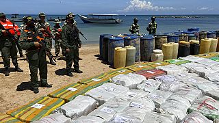 Sacos de droga y barriles de plástico con combustible, incautados por las Fuerzas Armadas de Venezuela