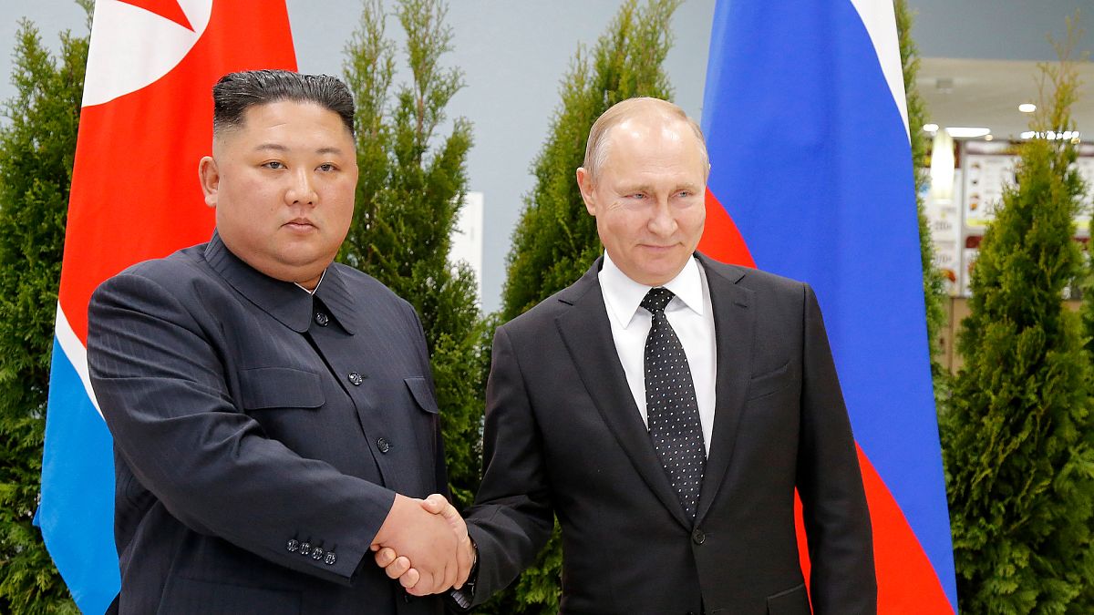 Kuzey Kore Devlet Başkanı Kim Jong Un (sol), Rusya Devlet Başkanı Vladimir Putin 
