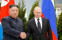 Kuzey Kore Devlet Başkanı Kim Jong Un (sol), Rusya Devlet Başkanı Vladimir Putin