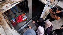 Des proches du Palestinien Mohammad Musa Sabaaneh se rassemblent autour de son corps lors de ses funérailles dans la ville de Jénine, en Cisjordanie, mardi 6 septembre 2022.