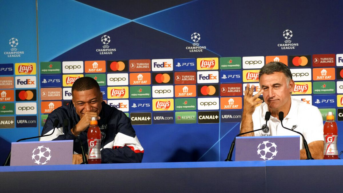 PSG'li Kylian Mbappe (solda) ve PSG antrenörü Christophe Galtier, başkent Paris'teki Parc des Princes Stadyumunda basın toplantısı düzenlerken