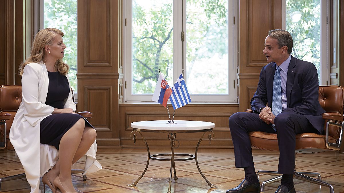 O πρωθυπουργός Κυριάκος Μητσοτάκης συνομιλεί με την Πρόεδρο της Σλοβακίας Zuzana Caputova (Ζουζάνα Τσαπούτοβα), κατά τη διάρκεια της συνάντησής τους στο Μέγαρο Μαξίμου, Αθήνα