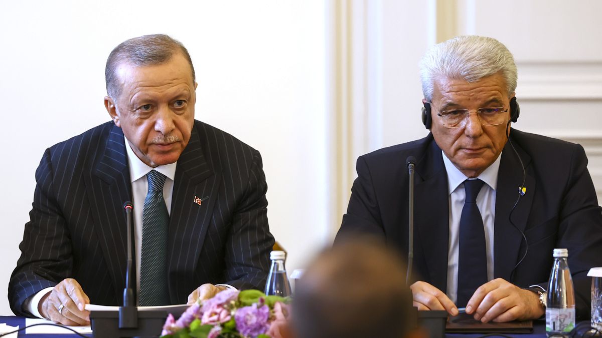 Cumhurbaşkanı Recep Tayyip Erdoğan (sol), ziyarette bulunduğu Bosna Hersek'te, Bosna-Hersek Devlet Başkanlığı Konseyi Başkanı Şefik Caferoviç ile basın toplantısı düzenledi