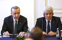 Cumhurbaşkanı Recep Tayyip Erdoğan (sol), ziyarette bulunduğu Bosna Hersek'te, Bosna-Hersek Devlet Başkanlığı Konseyi Başkanı Şefik Caferoviç ile basın toplantısı düzenledi