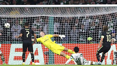 Luka Modric a címvédő második gólját szerzi a Celtic Parkban.