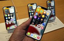 Apple annonçait en octobre 2020 que les écouteurs et chargeurs ne seraient plus inclus avec les nouveaux iPhone, invoquant une mesure de réduction de la pollution.