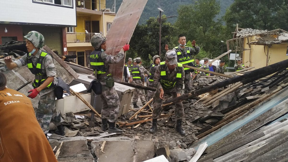 A mentőcsapatok túlélők és áldozatok után kutatnak a romok alatt