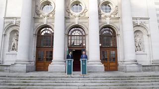 Leo Varadkar ír miniszterelnök és Michel Barnier a dublini kormány épülete előtt 2020-ban