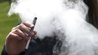 ABD'de Juul marka elektronik sigara içen bir kişi
