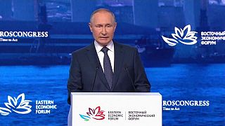 Ο Β. Πούτιν στο βήμα του Ανατολικού Οικονομικού Φόρουμ στο Βλαδιβοστόκ