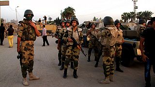 جنود من الجيش المصري يقفون في حراسة خلال اشتباكات مع مسلحين مشتبه بهم، بالقرب من أهرامات الجيزة، مصر، الخميس 19 سبتمبر 2013