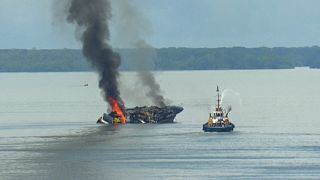 El "Taurus I", un barco atunero de bandera venezolana, arde en aguas de Colombia