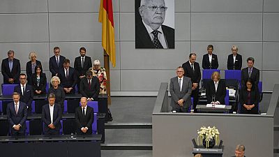 Une minute de silence à la mémoire du défunt ancien président soviétique Mikhaïl Gorbatchev avant une session du parlement allemand Bundestag à Berlin, en Allemagne, mercredi
