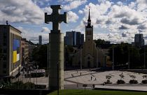Флаг Украины на площади Свободы в Таллине