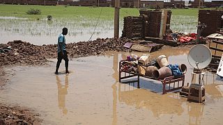 مواطن سوداني يسير بالقرب من أنقاض منزله بعد الفيضانات في قرية عبود بمديرية المناقل بمحافظة الجزيرة، جنوب شرق الخرطوم، السودان، في 23 أغسطس / آب 2022.