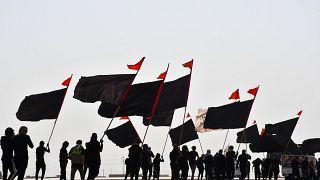 حجاج شيعة يحملون الأعلام في محافظة المثنى جنوب العراق ويسيرون نحو مدينة كربلاء المقدسة 