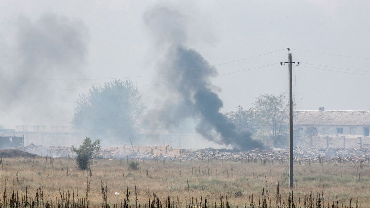 دخان يتصاعد من مستودع للذخيرة في قرية ميسكوي القرم التي ضمتها موسكو جراء  عمل "تخريبي" وفق الكرملين. 2022/08/16