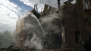 Dolgoznak a tűzoltók egy tüzérségi támadás után Szlavjanszkban