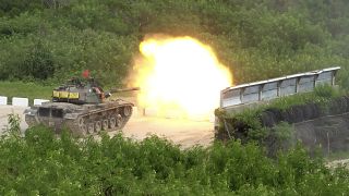 دبابة تطلق النار في تدريبات عسكرية أجريت في هنغتشون - محافظة بينغتونغ في جنوب تايوان 07/09/2022