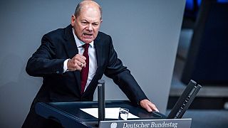 Канцлер Германии Олаф Шольц во время дебатов в бундестаге