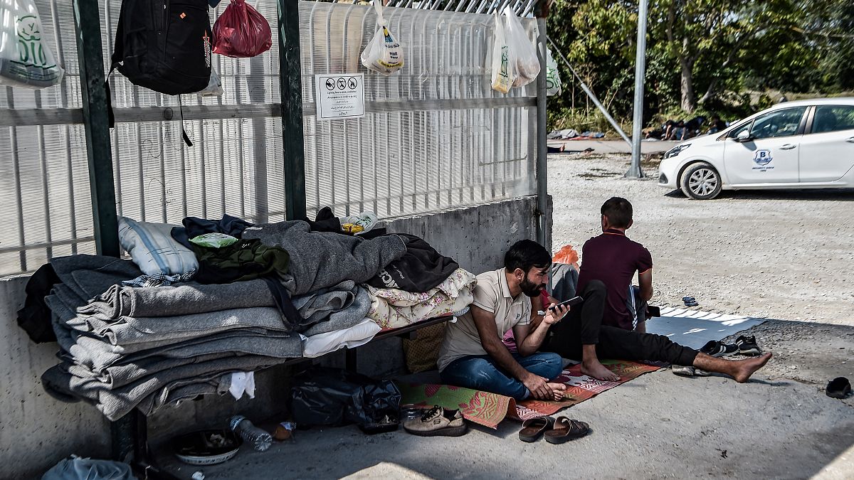 Γιαζιντίτες παράτυποι μετανάστες έξω από τον καταυλισμό των Σερρών