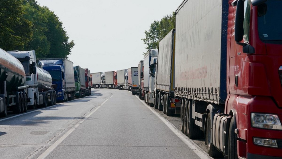 Camiões bloqueados na fronteira entre a Ucrânia e a Polónia