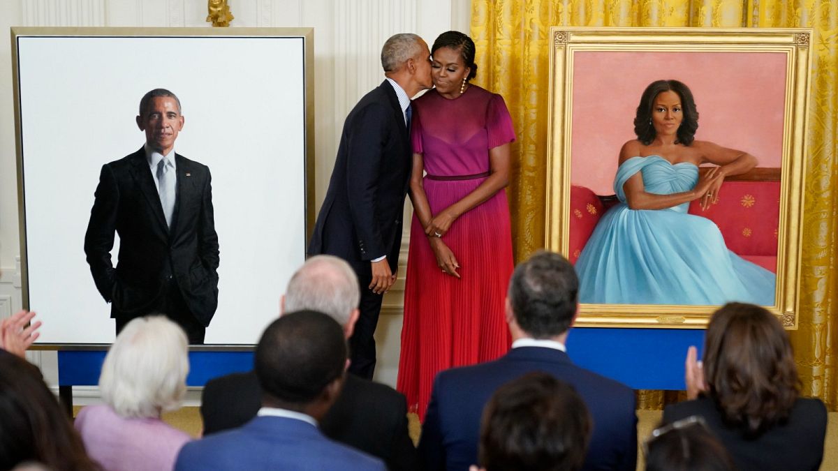 الرئيس السابق باراك أوباما يقبل زوجته السيدة الأولى السابقة ميشيل أوباما بعد الكشف عن لوحتيهما الرسميتين في البيت الأبيض، 7 سبتمبر 2022