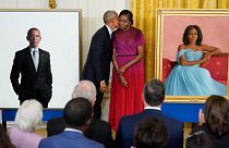 الرئيس السابق باراك أوباما يقبل زوجته السيدة الأولى السابقة ميشيل أوباما بعد الكشف عن لوحتيهما الرسميتين في البيت الأبيض، 7 سبتمبر 2022
