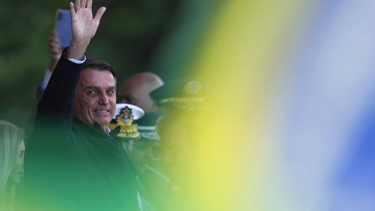 Bolsonaro criticado por fazer campanha eleitoral no bicentenário