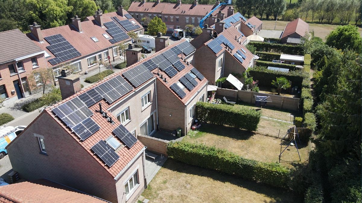 Painéis solares em  casas de habitação social na cidade flamenga de Temse (Bélgica)