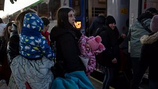 Polonya'nın güney batısında tren bekleyen bir Ukraynalı anne ve çocuğu (arşiv)