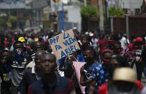 Un manifestant soulève une pancarte avec l'inscription en créole "Le peuple ne veut pas de toi Ariel" pour demander au Premier ministre de démissionner - 07.09.2022