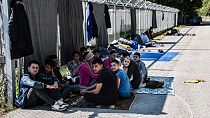 Yunanistan'ın Serres mülteci kampına alınmayan yüzlerce Yezidi sokakta yatıyor