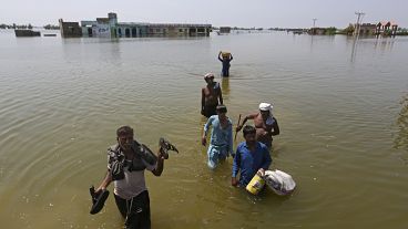 Des rescapés des inondations transportent leurs affaires sauvées de justesse - 08.09.2022