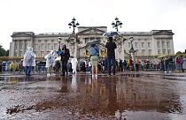 La gente se reúne fuera del Palacio de Buckingham en Londres, el jueves 8 de septiembre de 2022