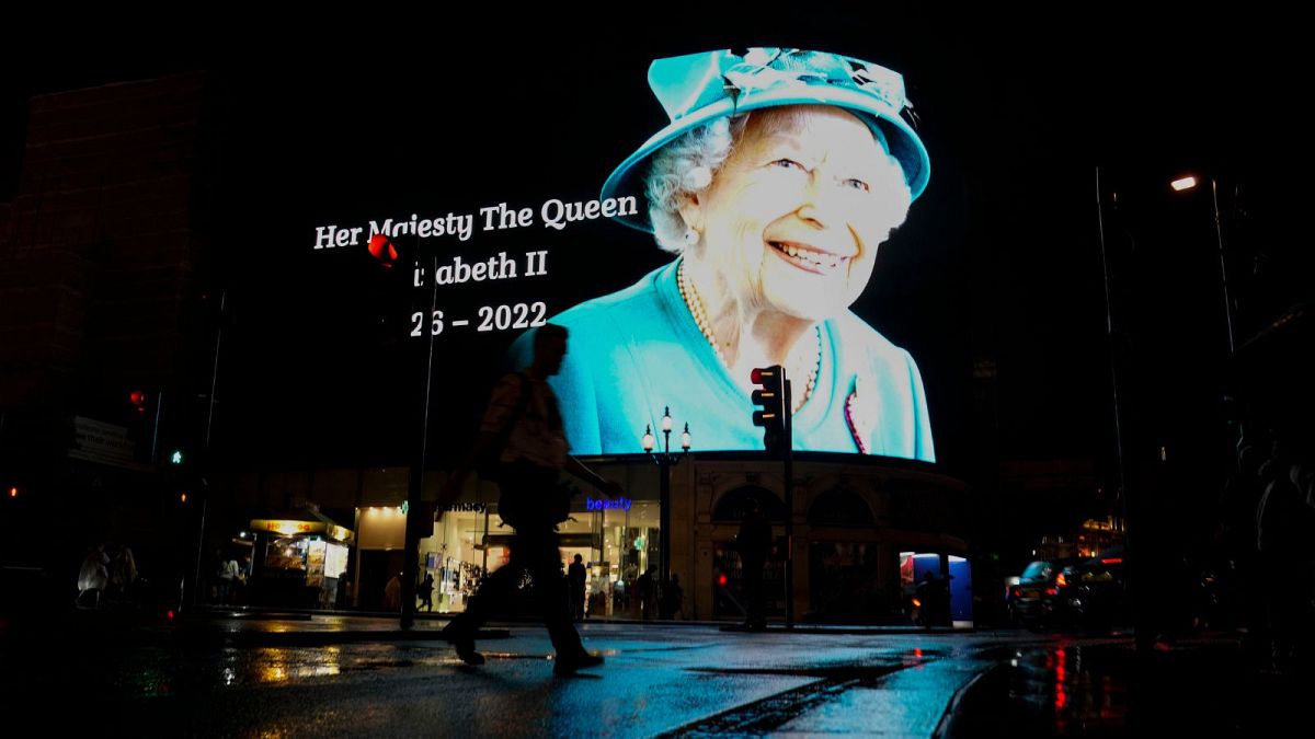 عکسی از ملکه الیزابت دوم در خیابانی در لندن
