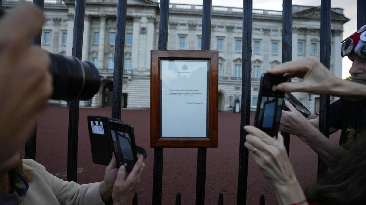 Die Mitteilung des Todes der Queen am Buckingham Palace in London
