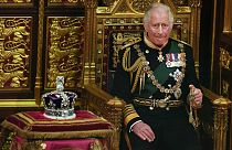 Charles, alors Prince de Galles, assis à côté de la couronne de sa mère, à Westminster - le 10 mai 2022