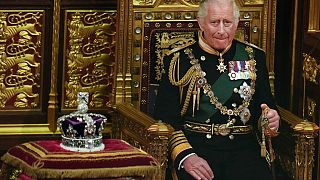 Charles, alors Prince de Galles, assis à côté de la couronne de sa mère, à Westminster - le 10 mai 2022