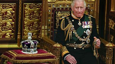 Le Prince Charles, assis à côté de la couronne royale, au Palais de Westminster, le 10/05/2022