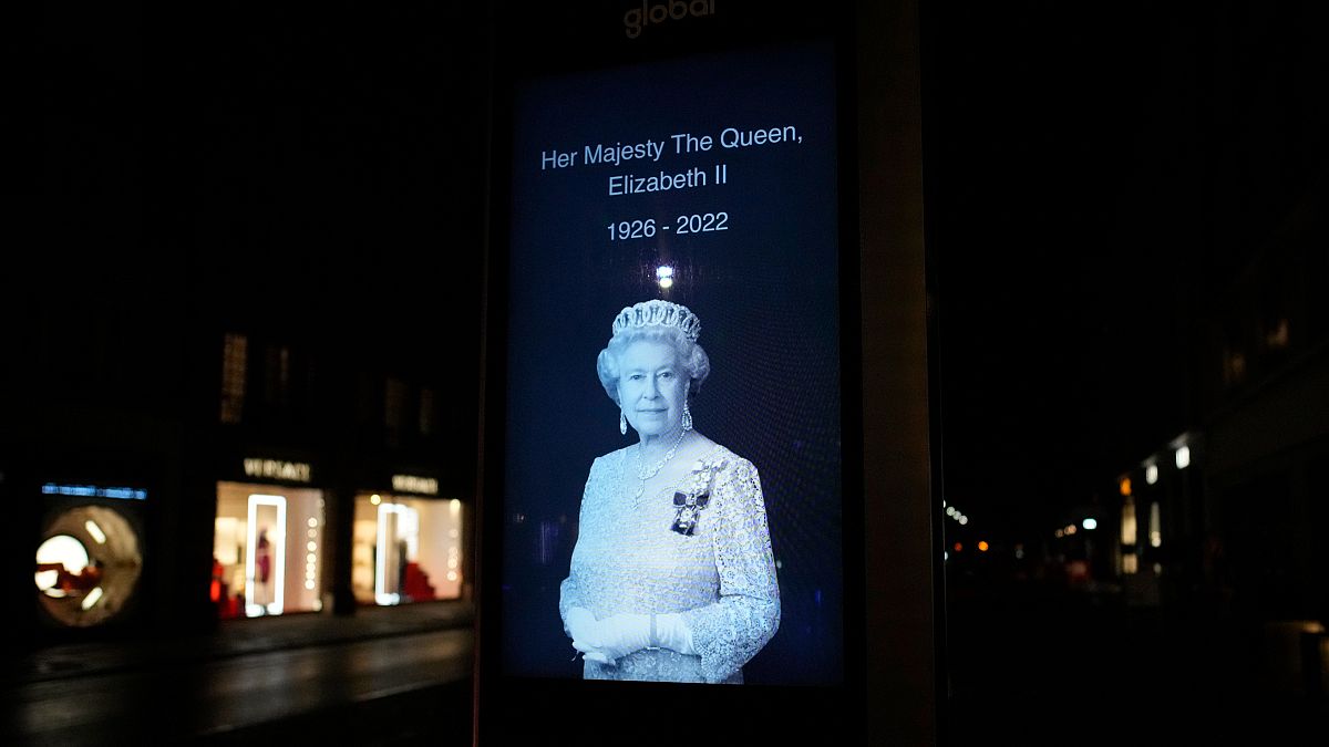 Фотография королевы Великобритании Елизаветы II на улице Лондона, четверг после объявления о ее смерти 8 сентября 2022 года