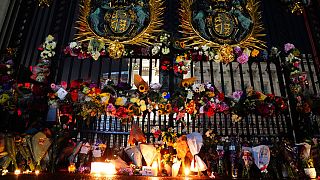 Λουλούδια και αφιερώσεις στην εκλιπούσα Βασίλισσα Ελισάβετ στην είσοδο των ανακτόρων του Μπάκινγχαμ