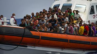 مهاجرون معظمهم من تونس على متن سفينة تابعة لخفر السواحل الإيطالية بعد إنقاذهم جنوب غرب جزيرة لامبيدوزا