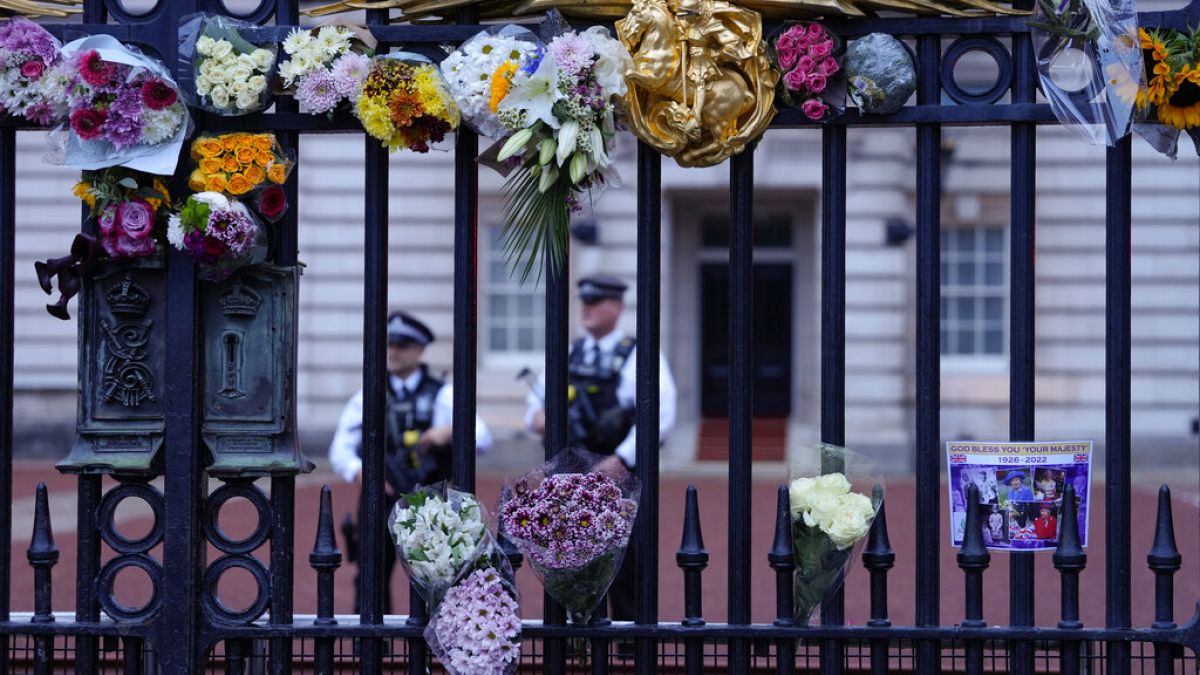 Flores colocadas en la puerta del Palacio de Buckingham en Londres, el viernes 9 de septiembre de 2022