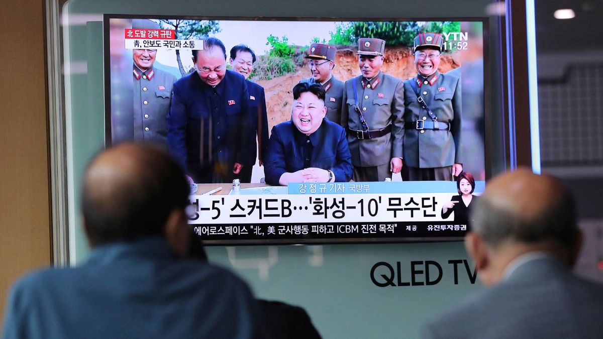 رهبر کره شمالی در جریان برپایی یک آزمایش موشکی